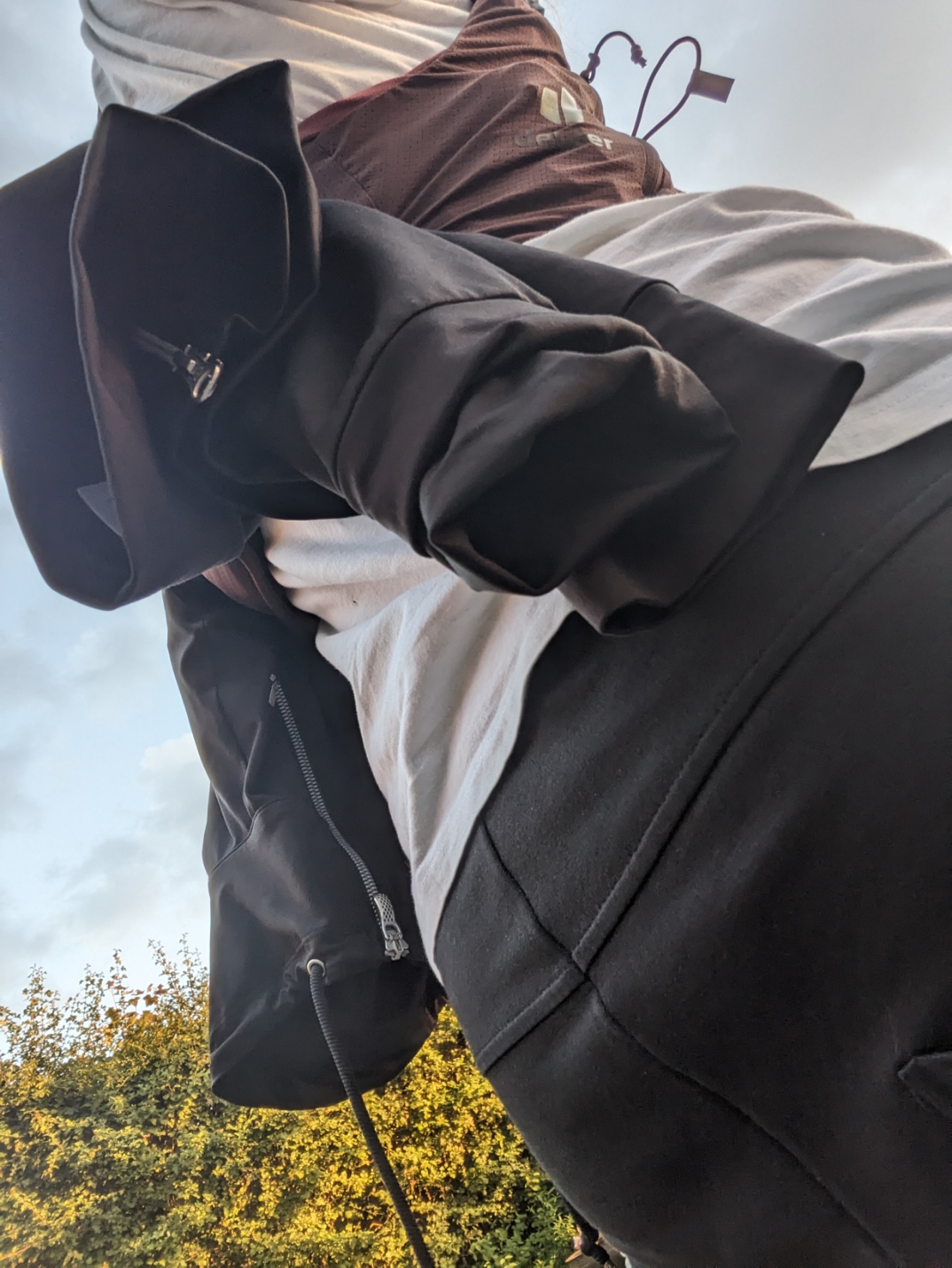 Man sieht, dass hinten eine Jacke oder ähnliches durchgesteckt werden kann