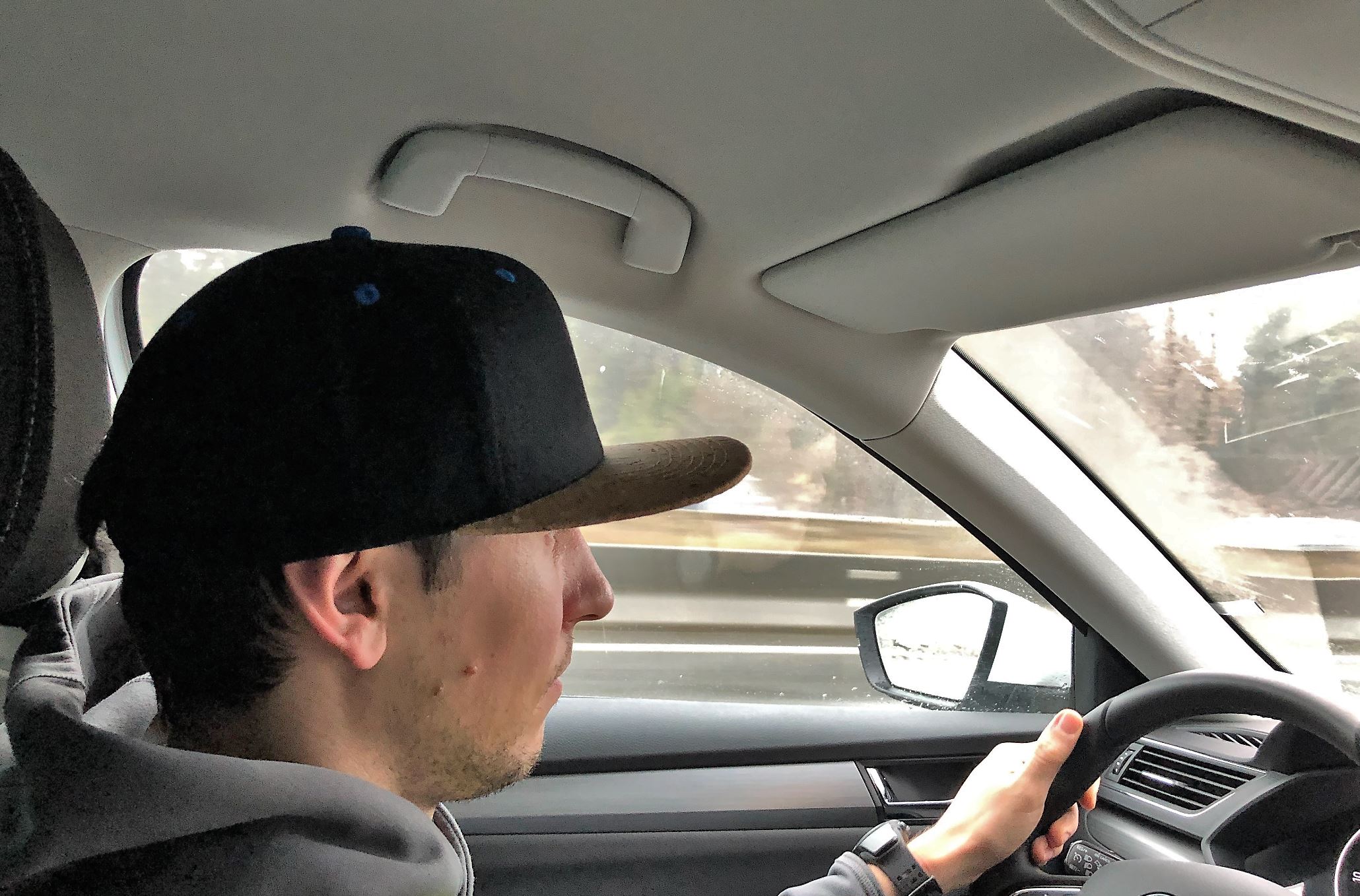 beim Auto fahren