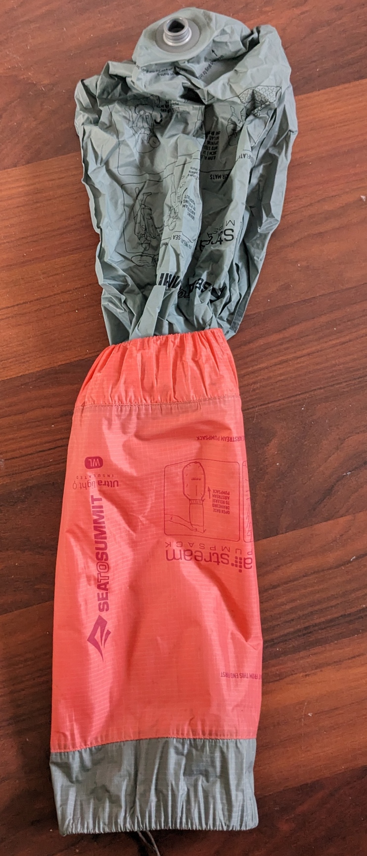 Man sieht die Hülle mit Packsack