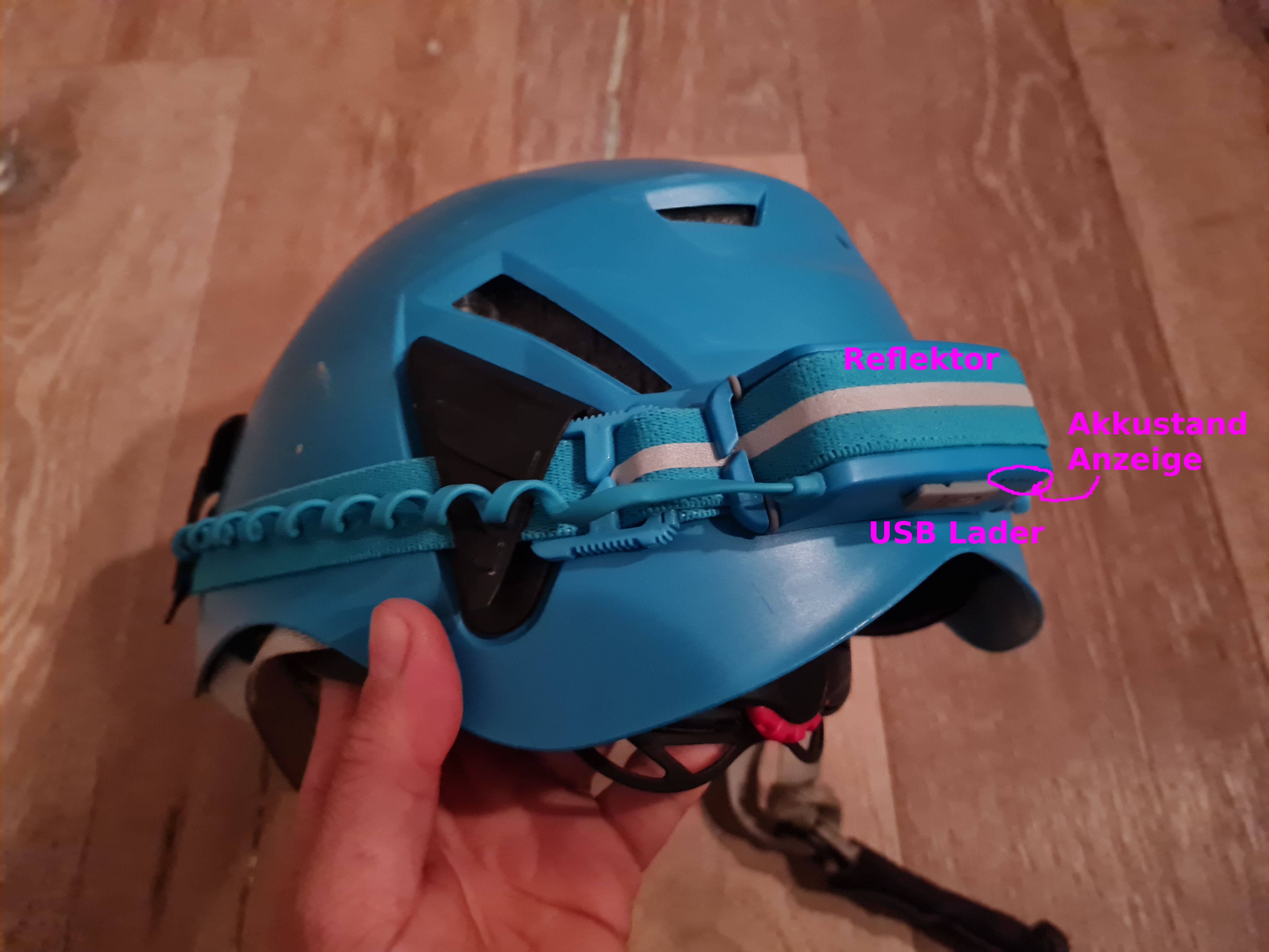 Helm mit sehr großer Lampenbefestigung