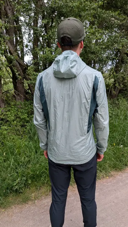 Der kompetente OUTSIDEstories-Test: LÖFFLER Hooded Windshell Jacket - Trailrunning-Jacke, Männer
