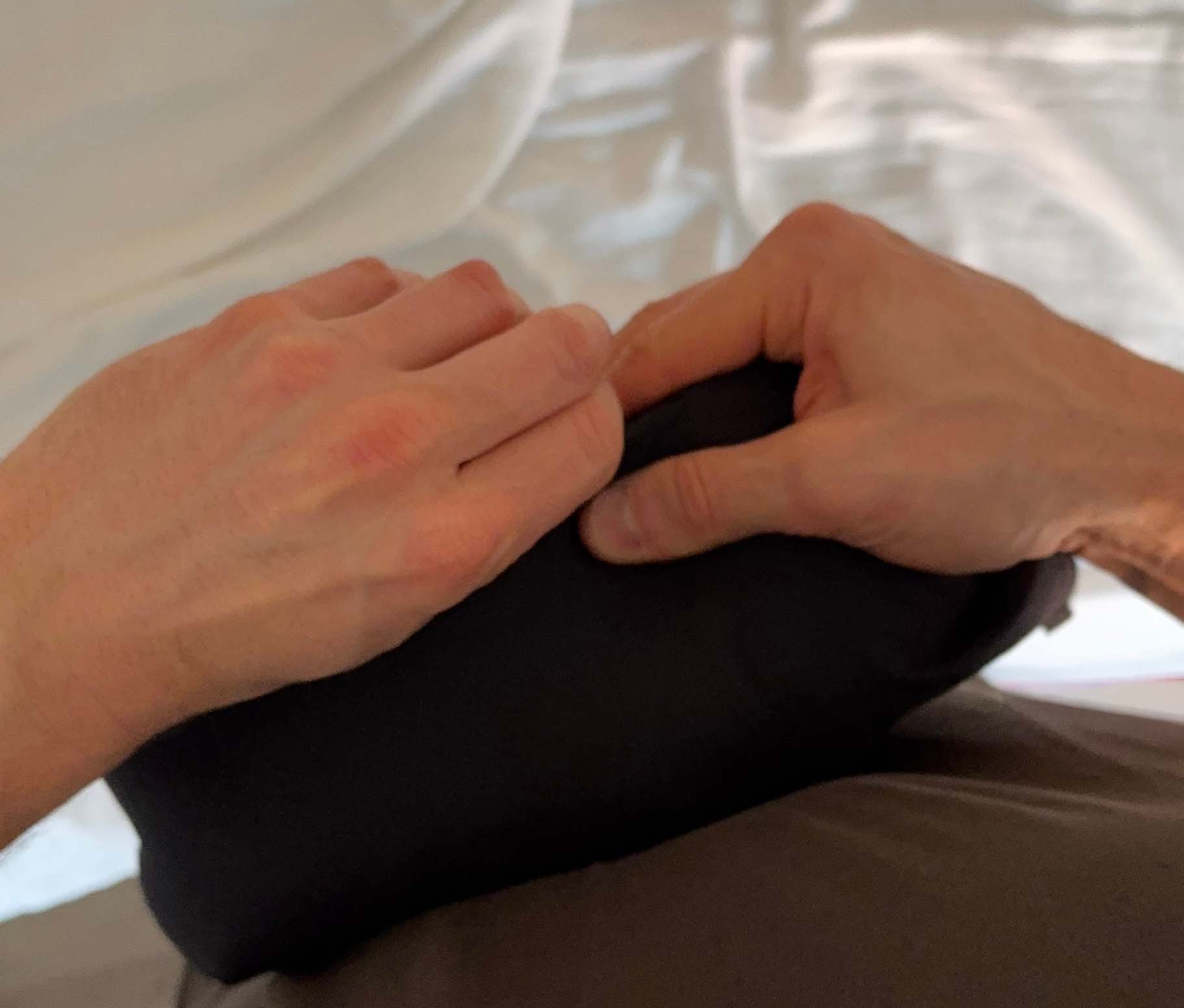 Gegen den Bauch gedrückt, schafft man es ganz gut die Jacke in die Innentasche zu quetschen.