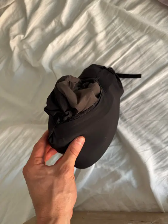 Jacke in die Innentasche quetschen