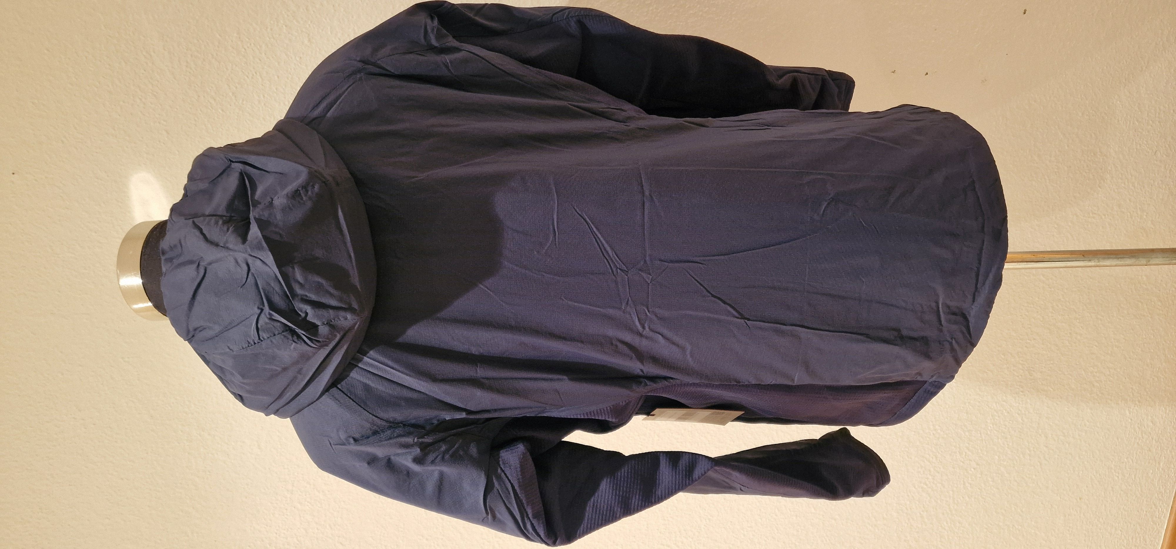 Die große Kapuze ist leicht und groß genug um eine Mütze darunter zu tragen. Die Jacke ist hinten ein wenig länger und reicht so gut bis zum Po. Was bei meiner Körpergröße von 180cm nicht immer der Fall ist.