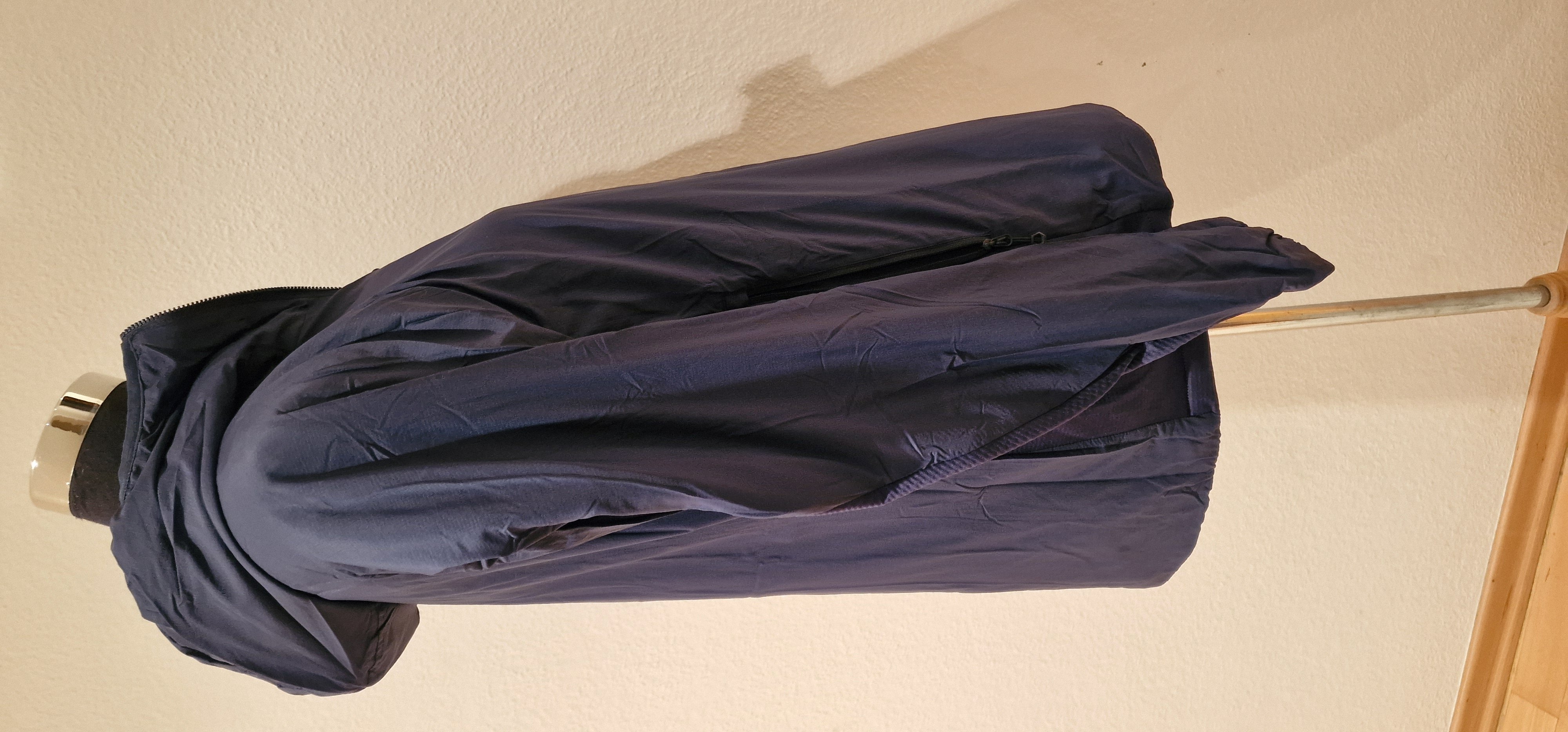 Die Größe ist perfekt für mich. Das Material weich und fließend.