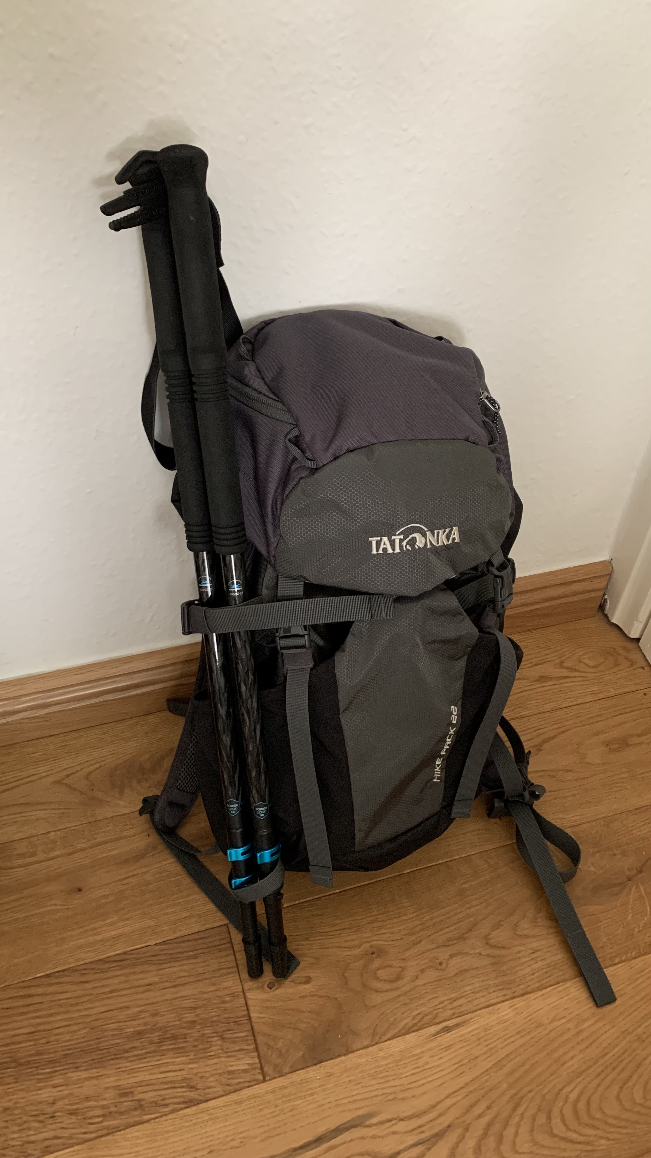 Stöcke am Rucksack