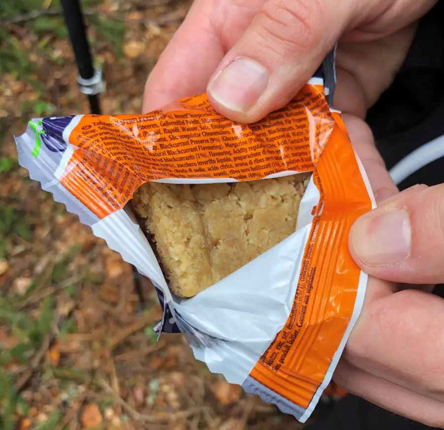 halb aufgerissene Verpackung - man sieht den Riegel schon