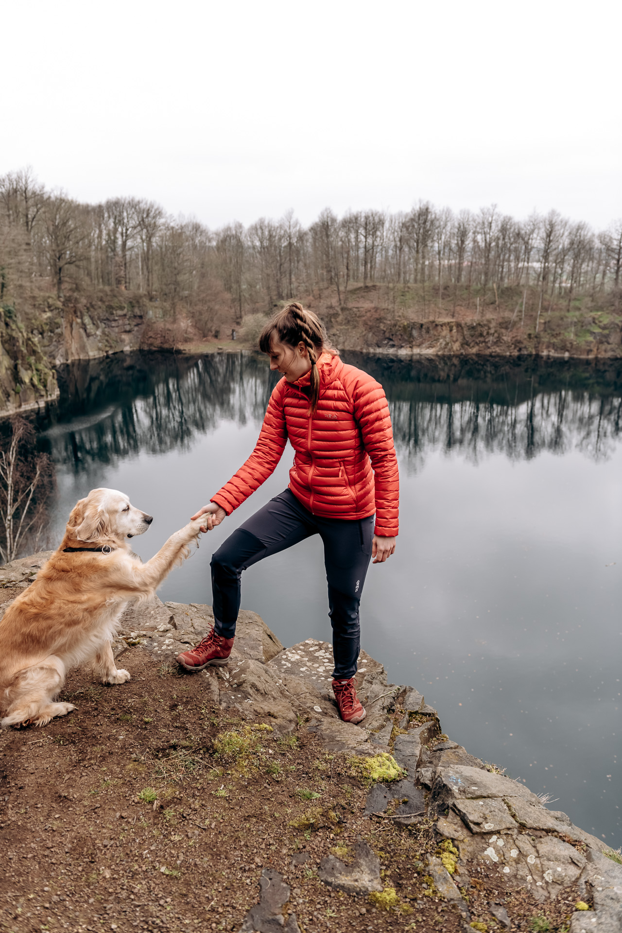 Frau mit Hund auf Wandertour am Steinbruch