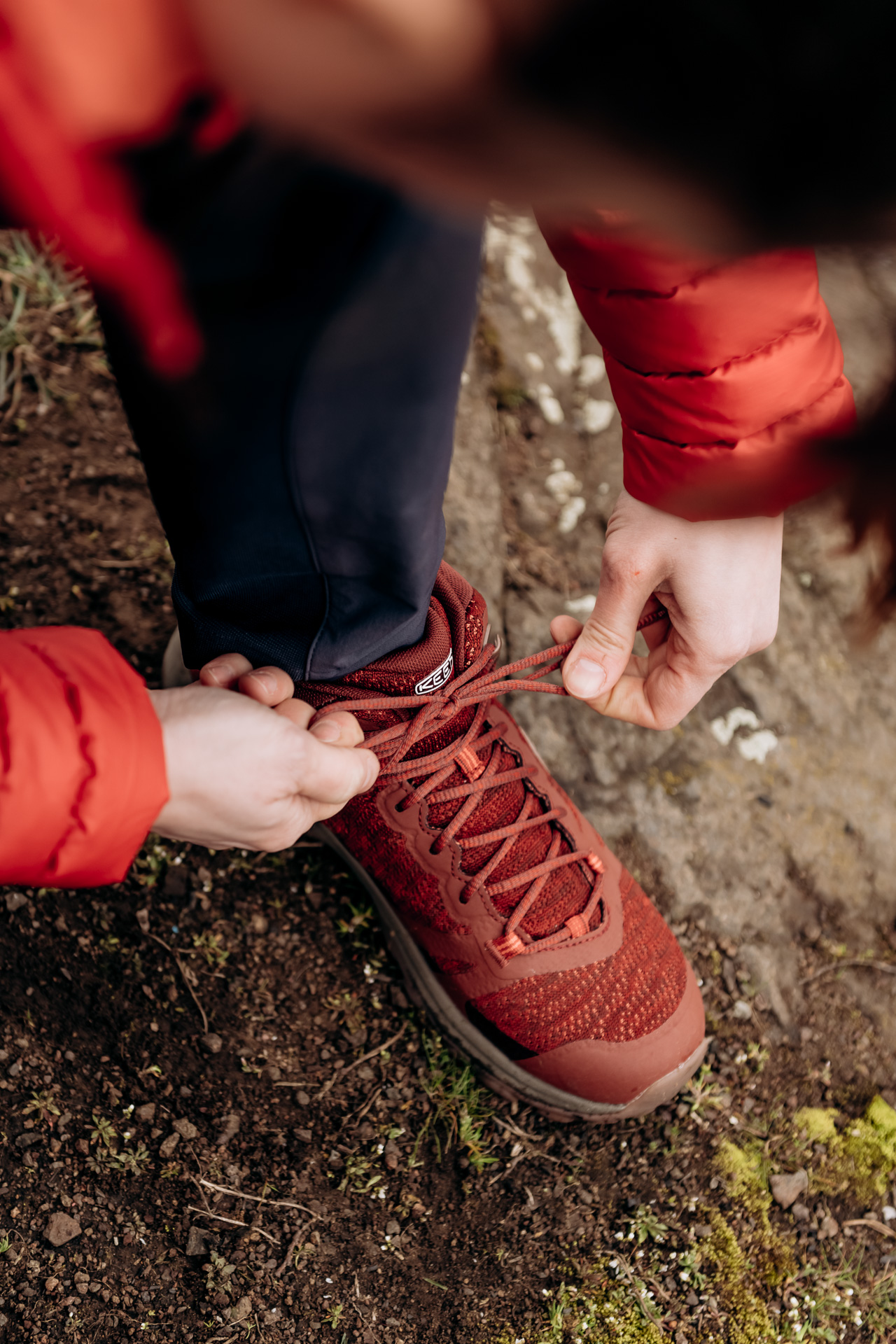 Wanderschuhe werden in Nahaufnahme zugebunden