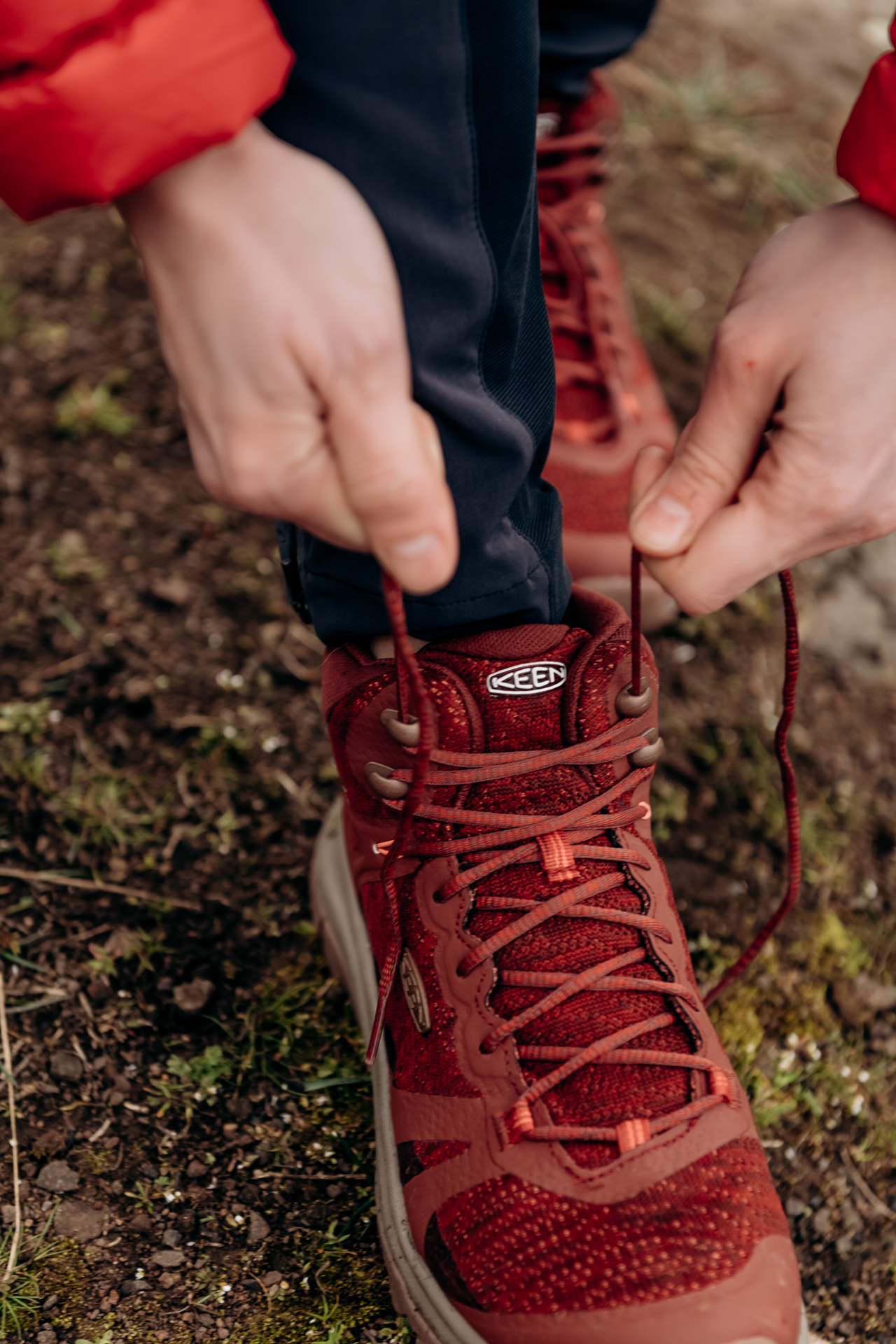 Wanderschuhe werden in Nahaufnahme zugebunden