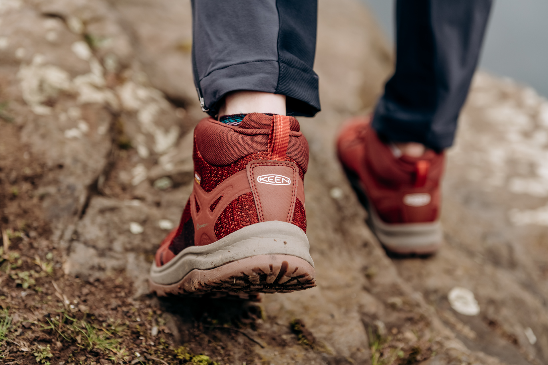 Wanderschuh beim Laufen von hinten