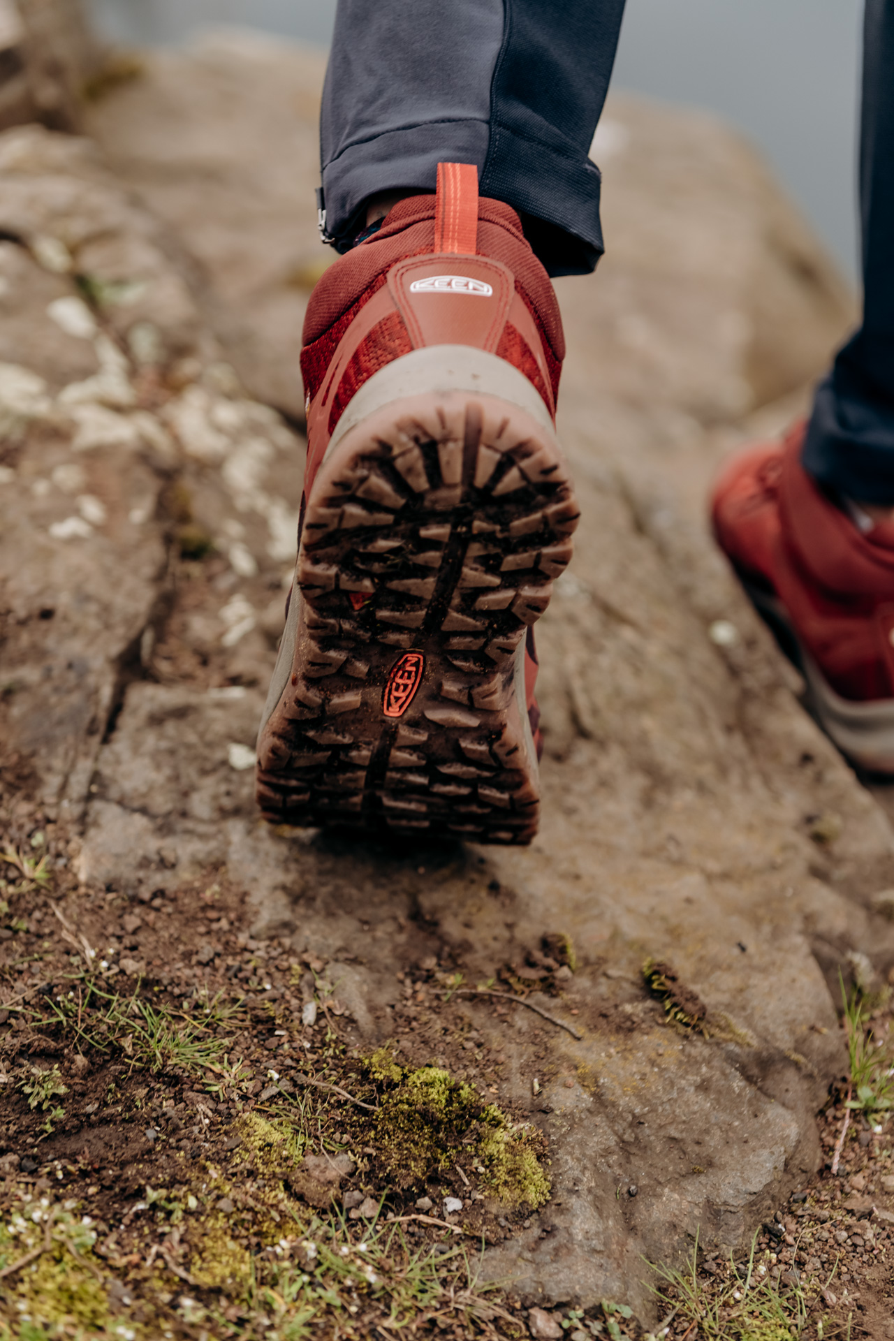 Wanderschuh von hinten im Laufen