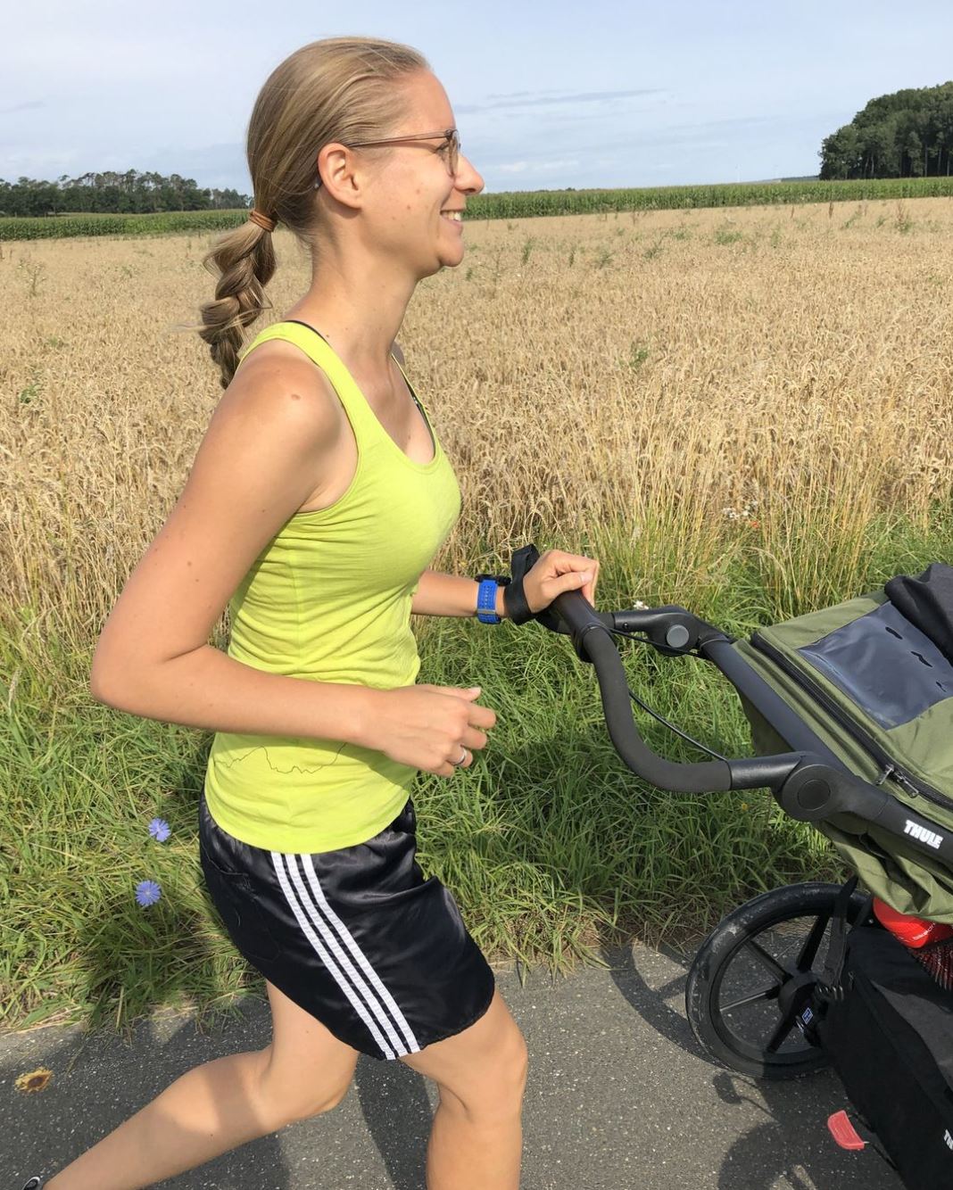 beim Joggen mit Kinderwagen von rechts