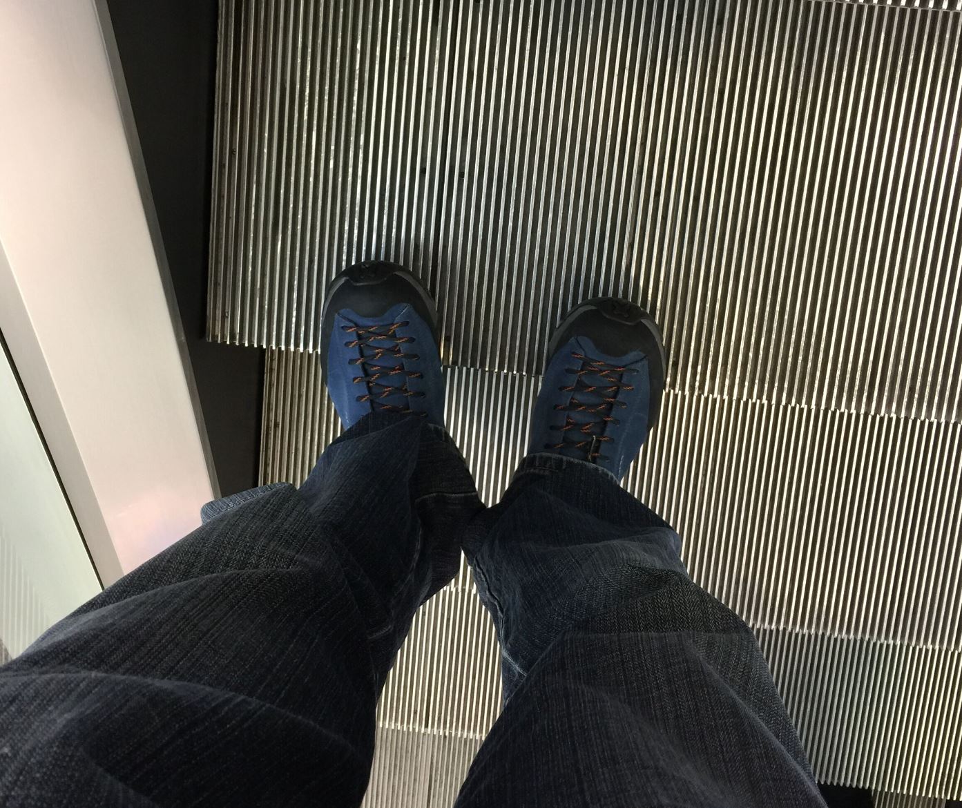 Schuh auf Rolltreppe