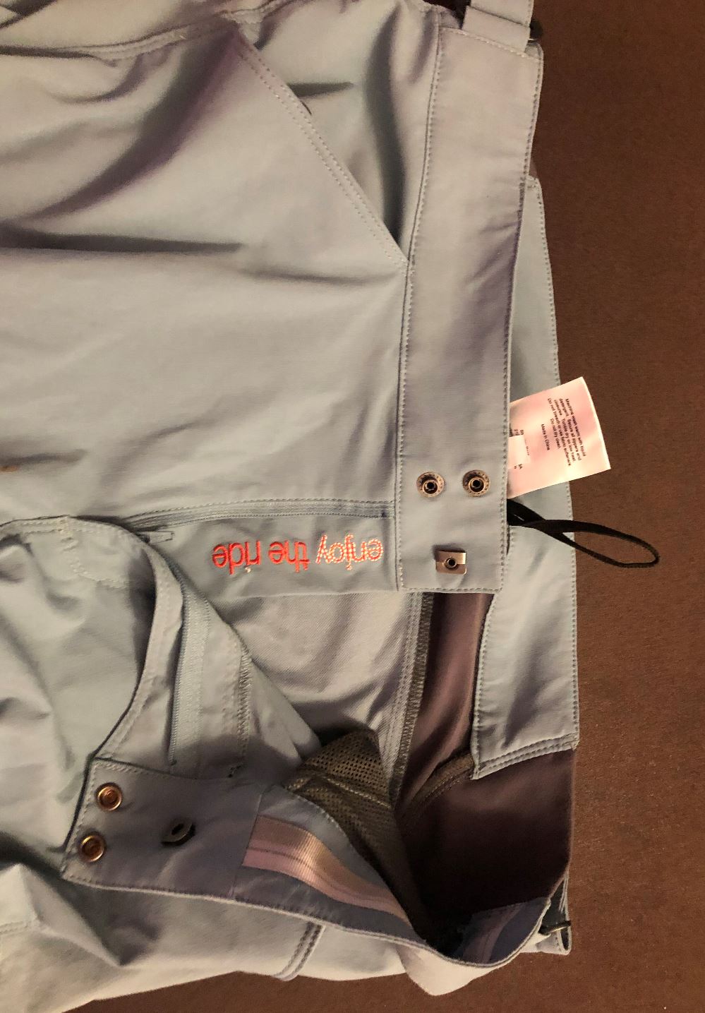 Taschen und Spruch im Schritt