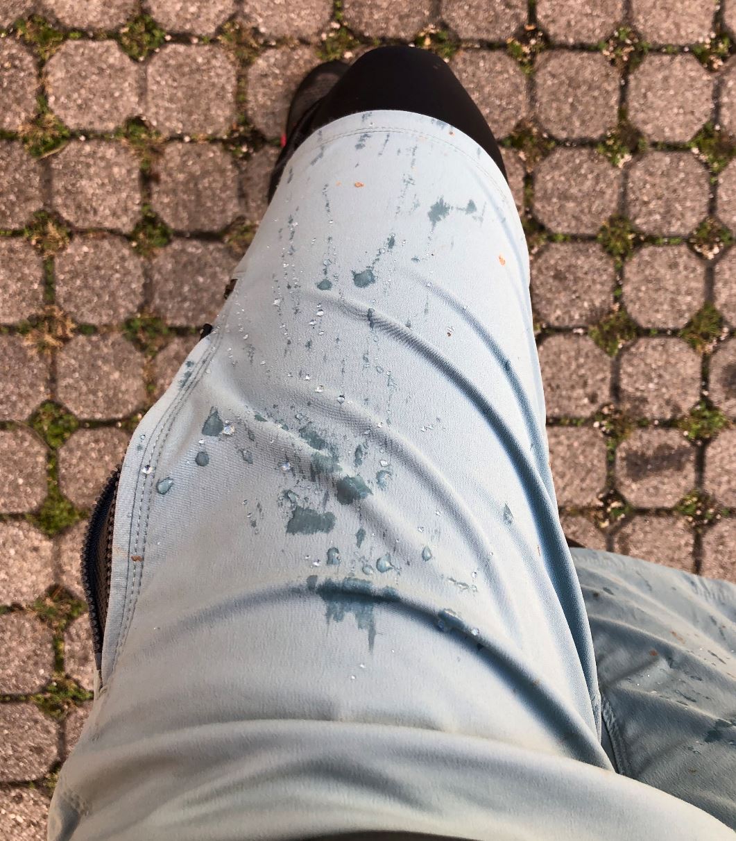 erst perlen die Tropfen, dann saugt sich der Stoff doch voll