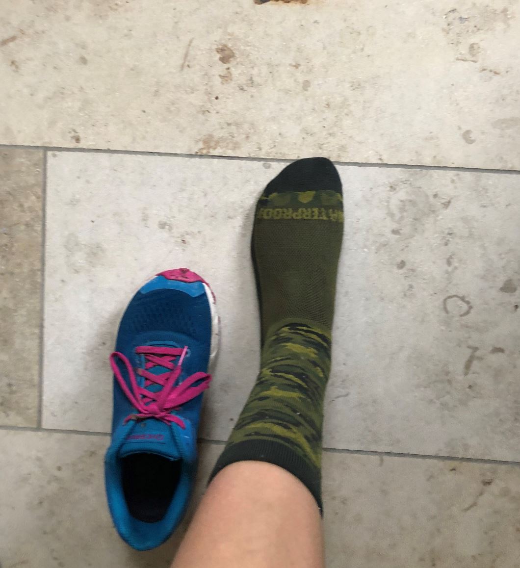 Schuh aus und nassen Socken auf den Boden gestellt