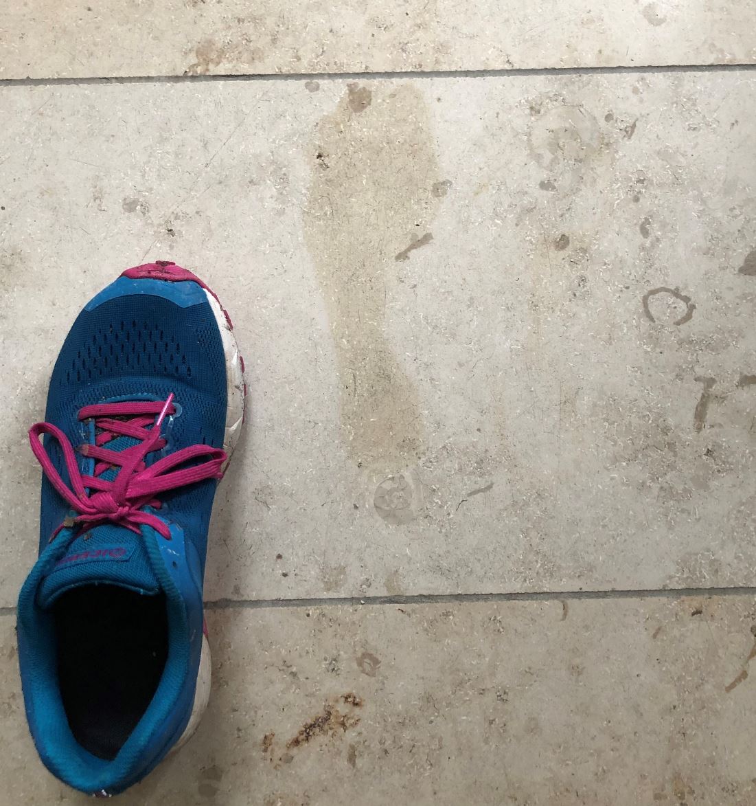 nur der Abdruck vom nassen Socken, kein Fußabdruck
