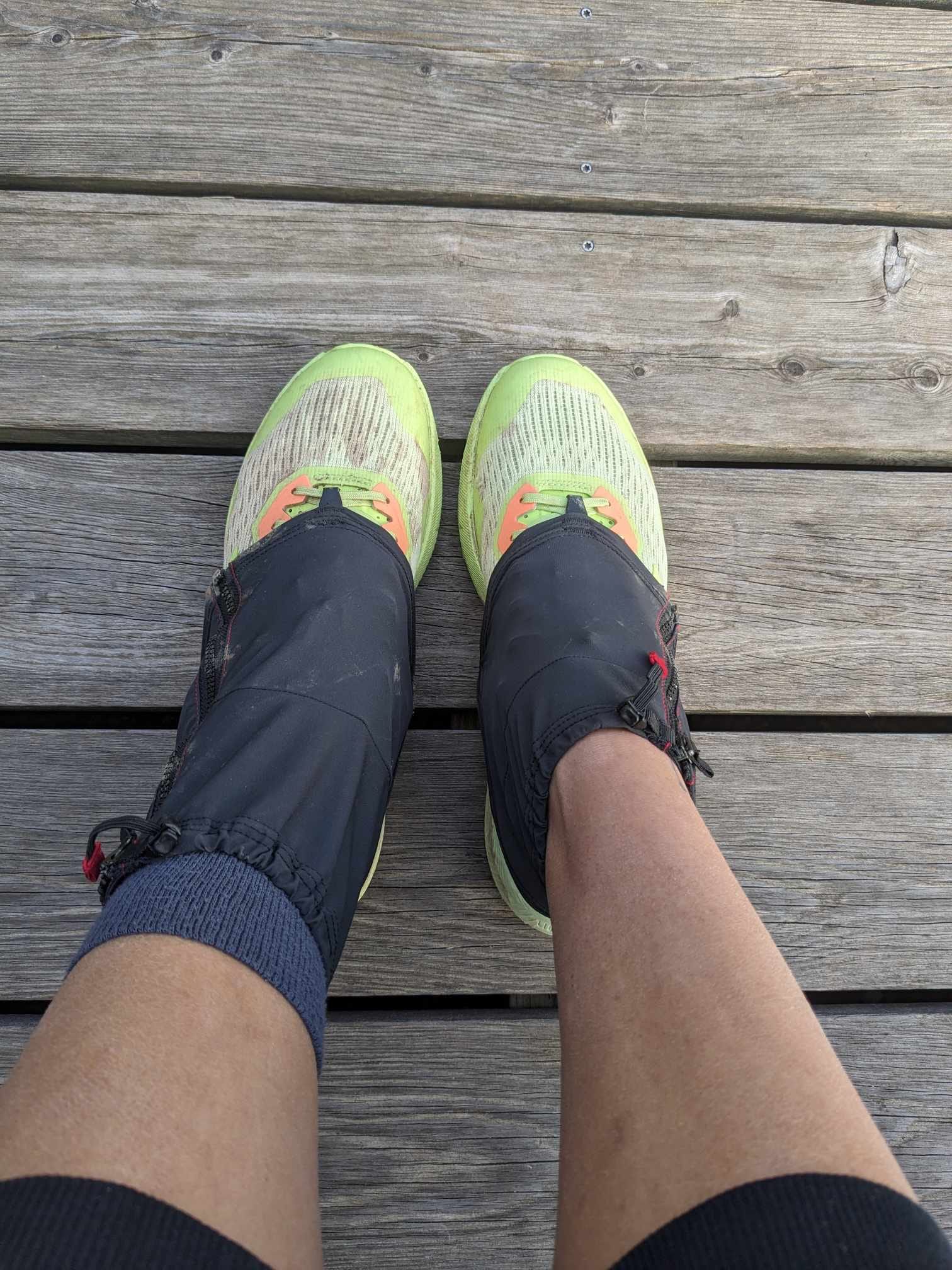 Man sieht, dass die Gamaschen mit flachen Socken direkt auf der Haut sitzen