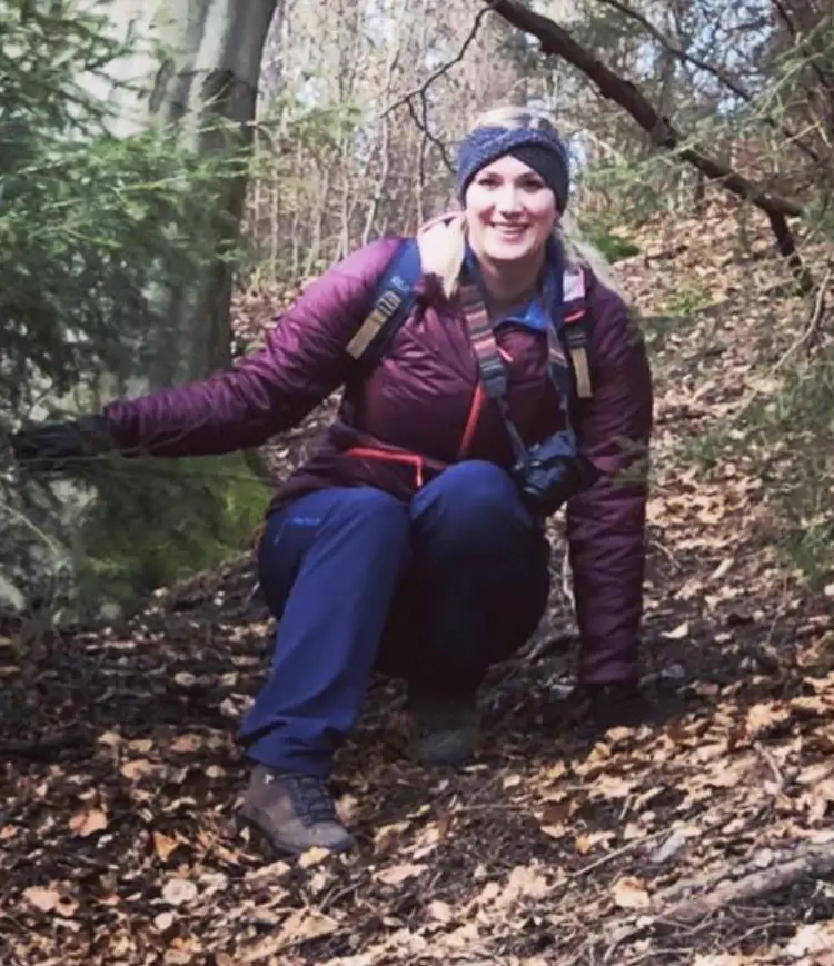 Man sieht mich in der Jacke im Wald