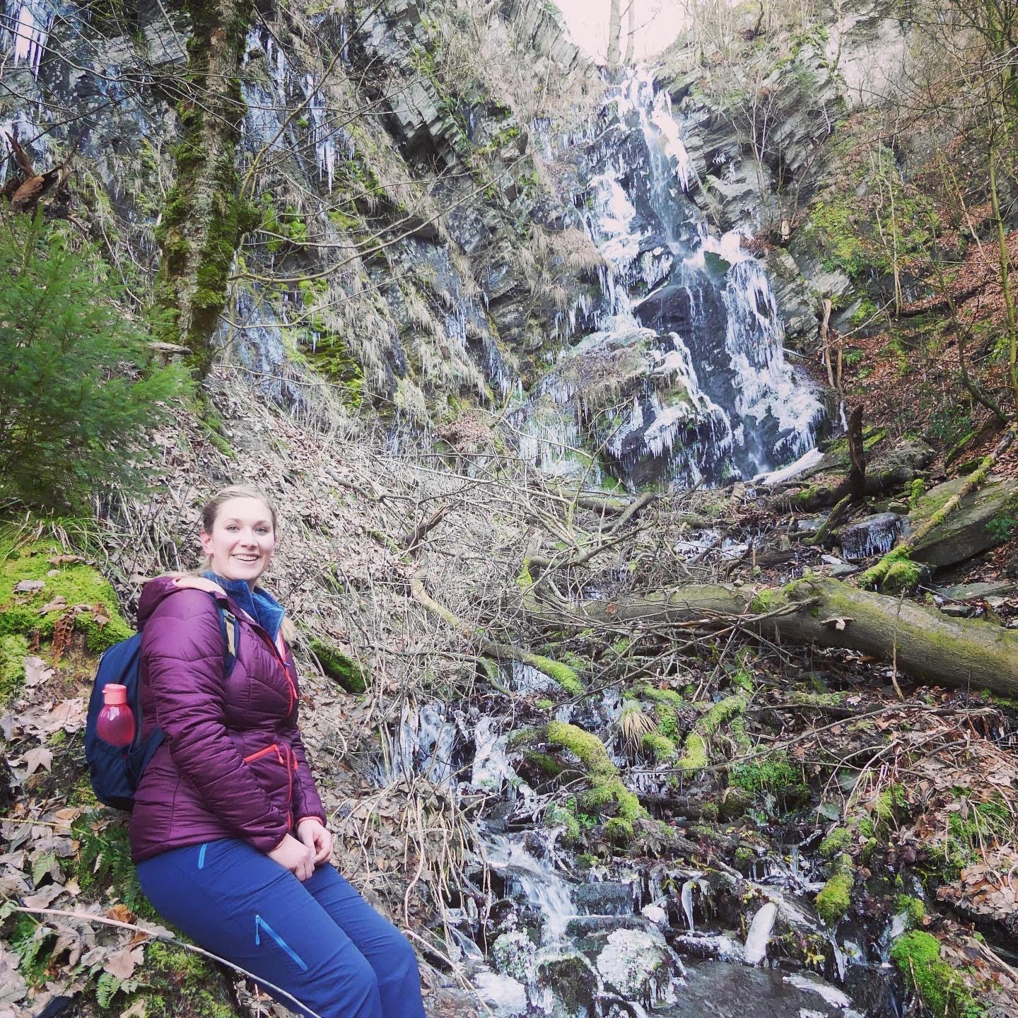 Man sieht mich im Wald mit dem Rucksack