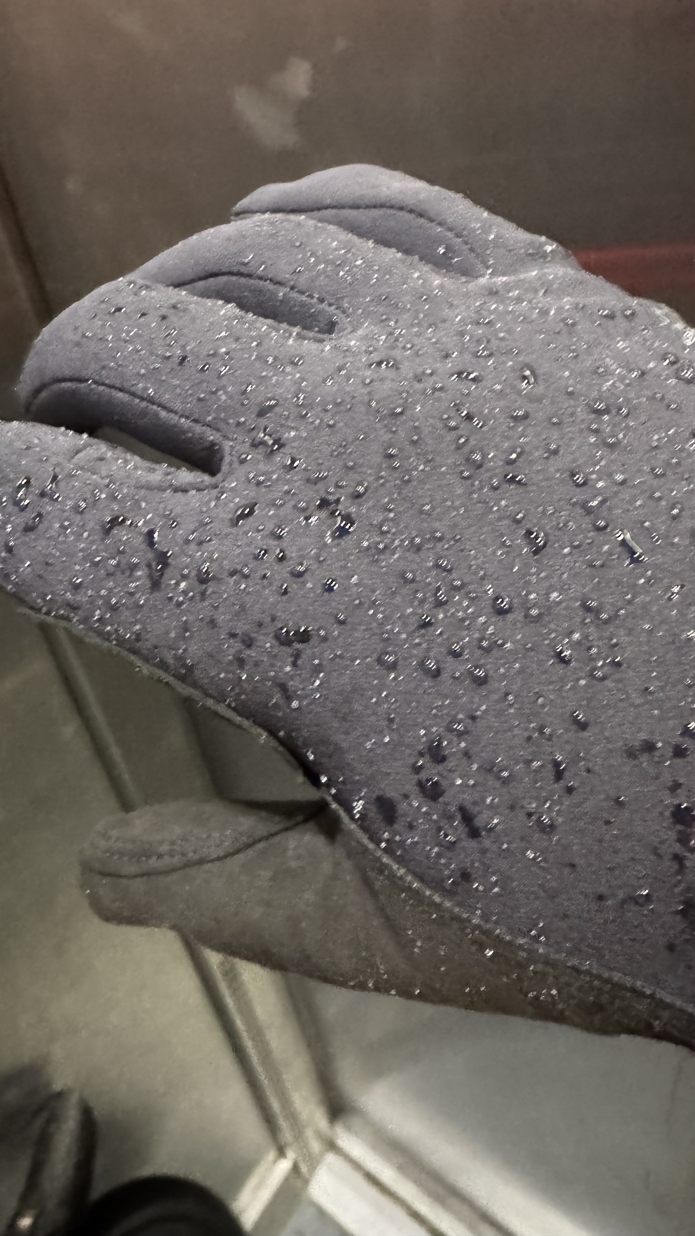 Wassertropfen auf dem Handschuh