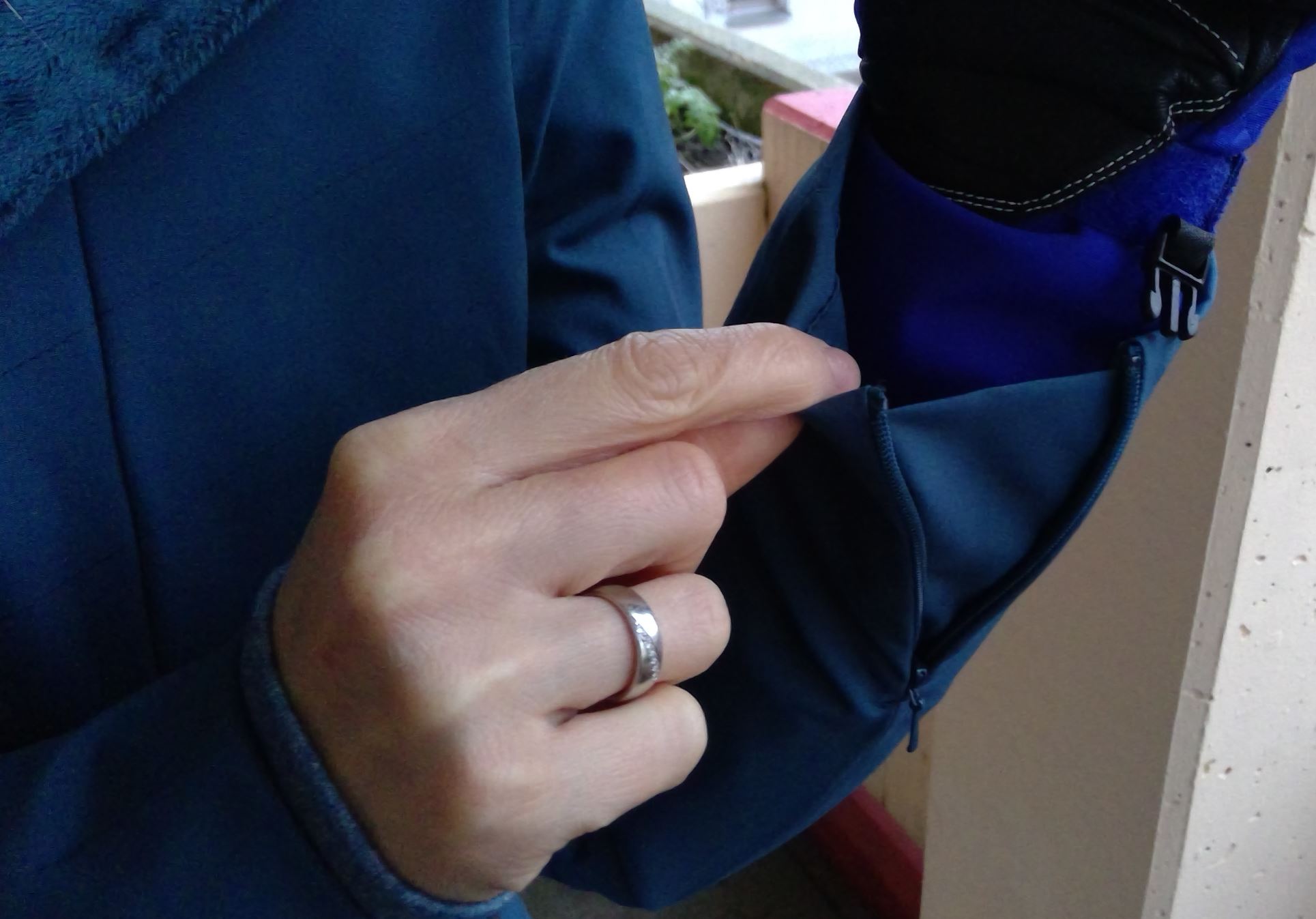 Ziener Tabina Skijacke: Reißverschluss zur Weiterstellung der Ärmel für die Handschuhe