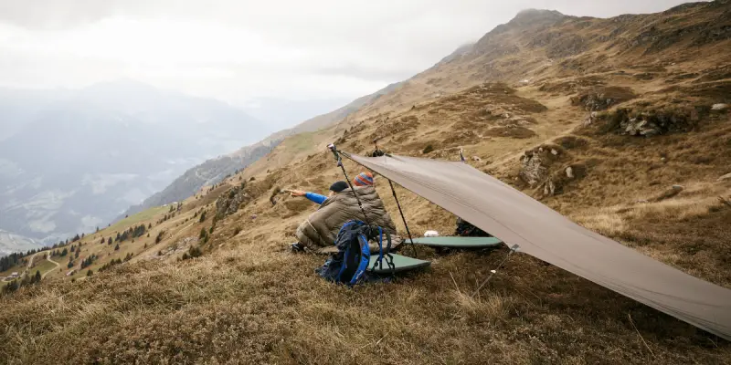 03_Als Alternative zu Biwaksack oder Biwakzelt kannst du übrigens auch ein Tarp verwenden_TATONKA