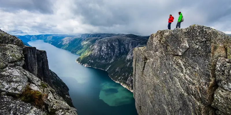 3_Der Kjeragbolten ist neben dem Preikestolen eines der beliebtesten Wanderziele am Lysefjord_Fjord_Norwegen_Mattias Fredriksson-min