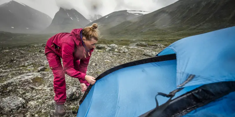 Bei Stürmen bietet das Trekkingzelt unterschlupf