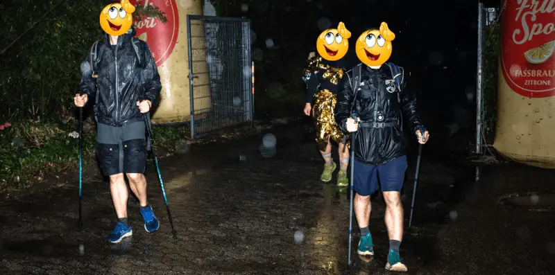 Drei Freunde glücklich im Ziel - Ultrawanderung Köln 2024