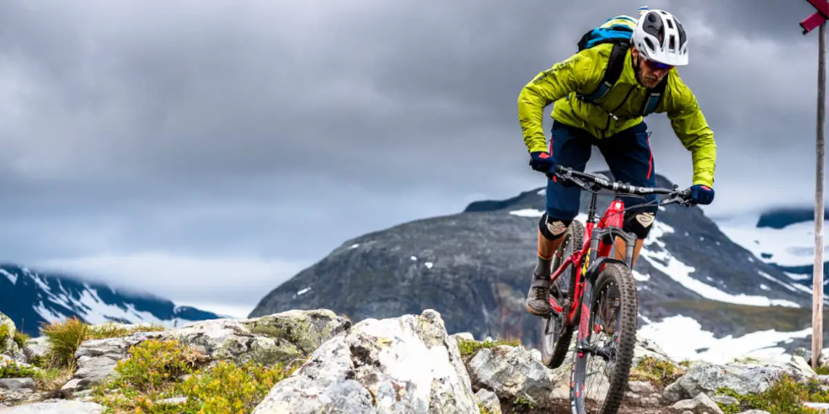 1_Ein Mountainbike-Rucksack muss vor allem bei etwas härterer Gangart wie angegossen sitzen! _Dan_Milner