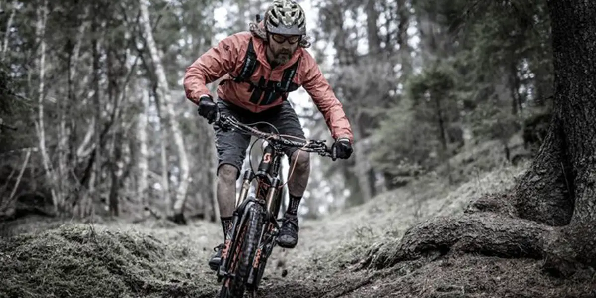 Mountainbike-Handschuhe_Bike-Handschuhe müssen einiges abkönnen - Grip, Taktilität und Isolation machen einen guten Handschuh aus.