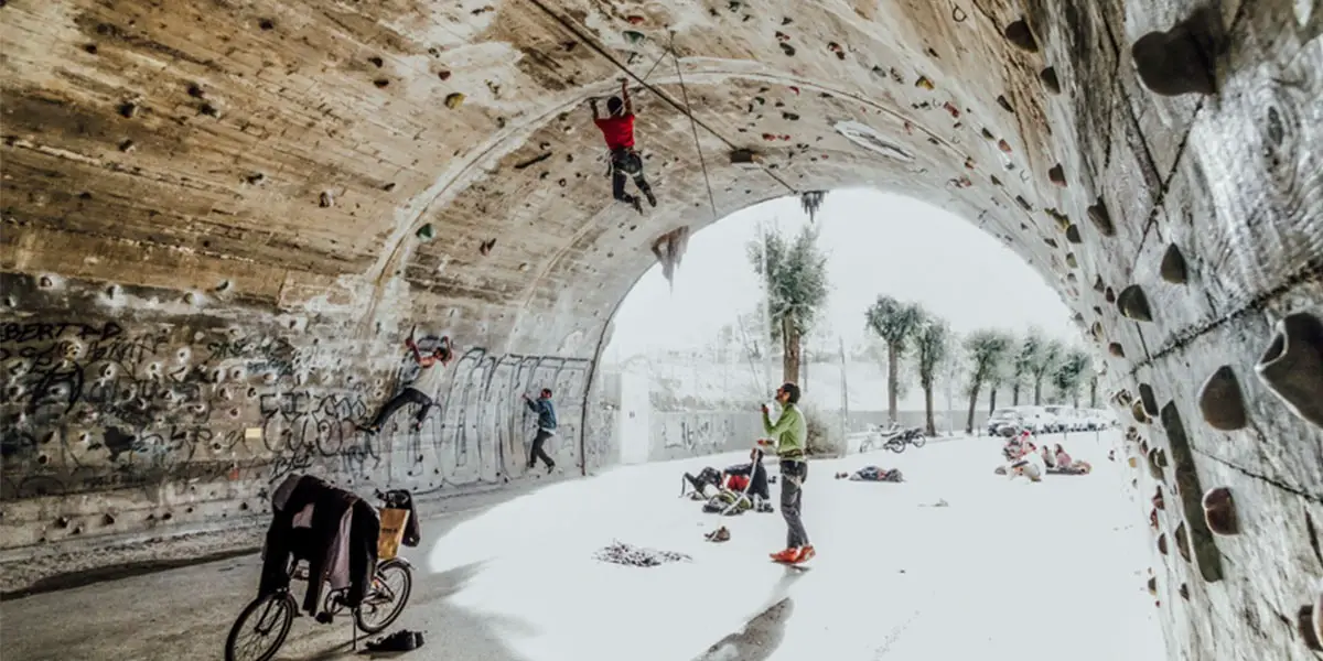 4_Auch eine Felsform Der Betontunnel. Auf überfüssiges Schnick-Schnack kann man bei einer Kletterhose getrost verzichten.-min