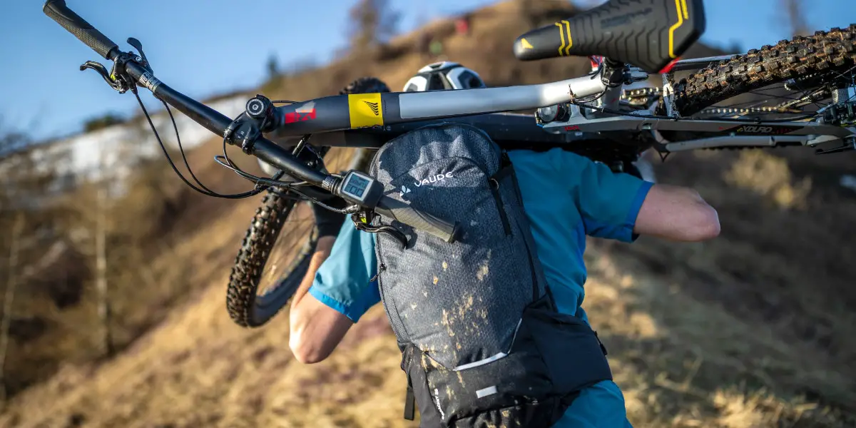 4_Ausgearbeitete Luftzirkulation verhindert unangenehmes Schwitzen am Rücken beim Mountainbike-Rucksack_Vaude