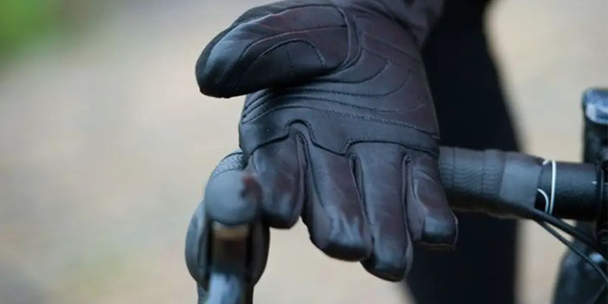 Mountainbike-Handschuhe_Spezielle Haftmaterialien wie Silikon oder andere Gummierungen sorgen für den optimalen Halt. Das Leder hier ist dafür nicht optimal geeignet