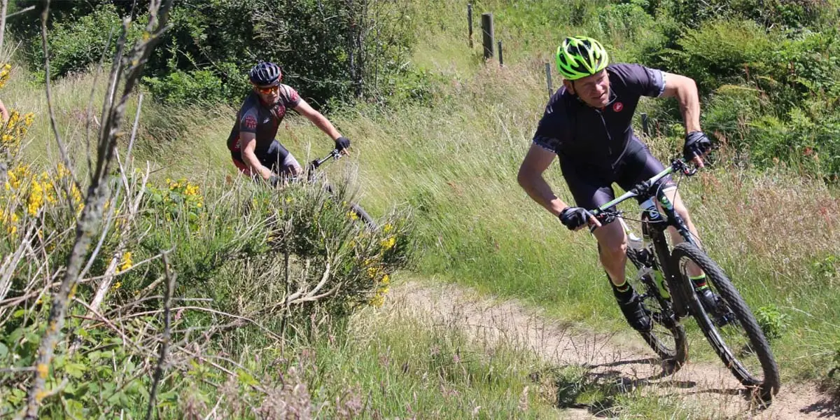 Mountainbike-Handschuhe_Setze von Anfang an auf den perfekten Mountainbike Handschuh und genieße die ersten Touren des Jahres-min