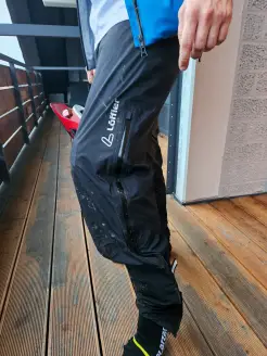 Hose mit Knieschonern drunter