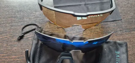 3. Das neue Glas in den obere Rahmen nach oben in den Rahmen drücken.