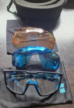 Zu einer guten Outdoorausrüstung gehören nicht nur gute Kleidung, Schuhe, ein vernünftiger Rucksack, sondern auch die richtige Sportbrille.