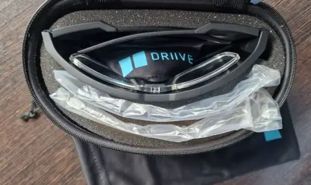 Platz für das ganze Zubehör plus Brille