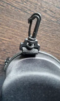 Ein Karabiner zur Befestigung z.B. am Rucksack