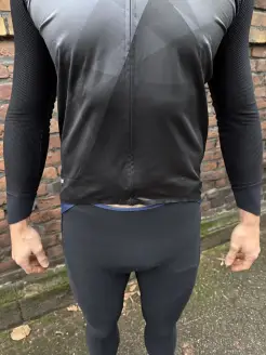 Höhe des Hosenbundes (vorne). Gut geeignet, wenn während der Fahrt mal die Blase drücken sollte…