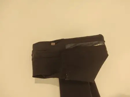Häkchen zur Befestigung an der Schuh-Schnürung & Silikonstreifen am Beinabschluss