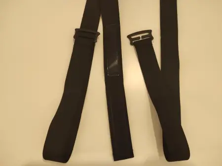 Abnehmbare Hosenträger mit Klettverschlus (hinten) und Rückfädelungen (vorne)