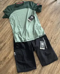 komplettes Outfit mit passendem Shirt