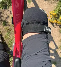 Spalt nackte Haut zwischen Shorts und Schoner