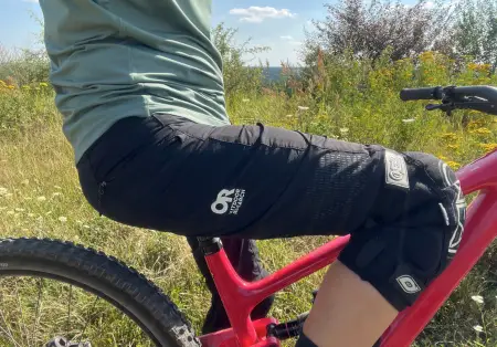 rechtes Hosenbein am Bike, Tasche und Muster erkennbar