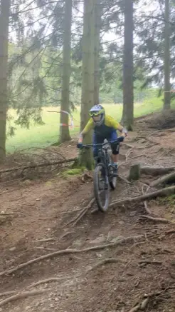 Man sieht jemanden mit dem Trikot biken