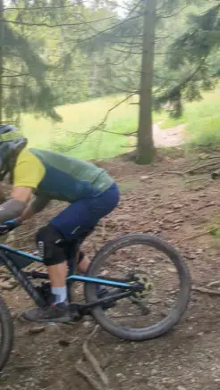 Man sieht eine Fahrerin mit Protektor unterm Trikot